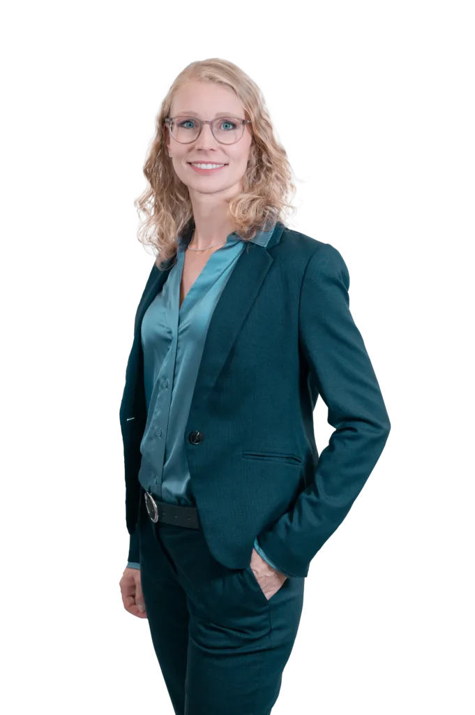 Katharina schaut lächelnd in die Kamera.