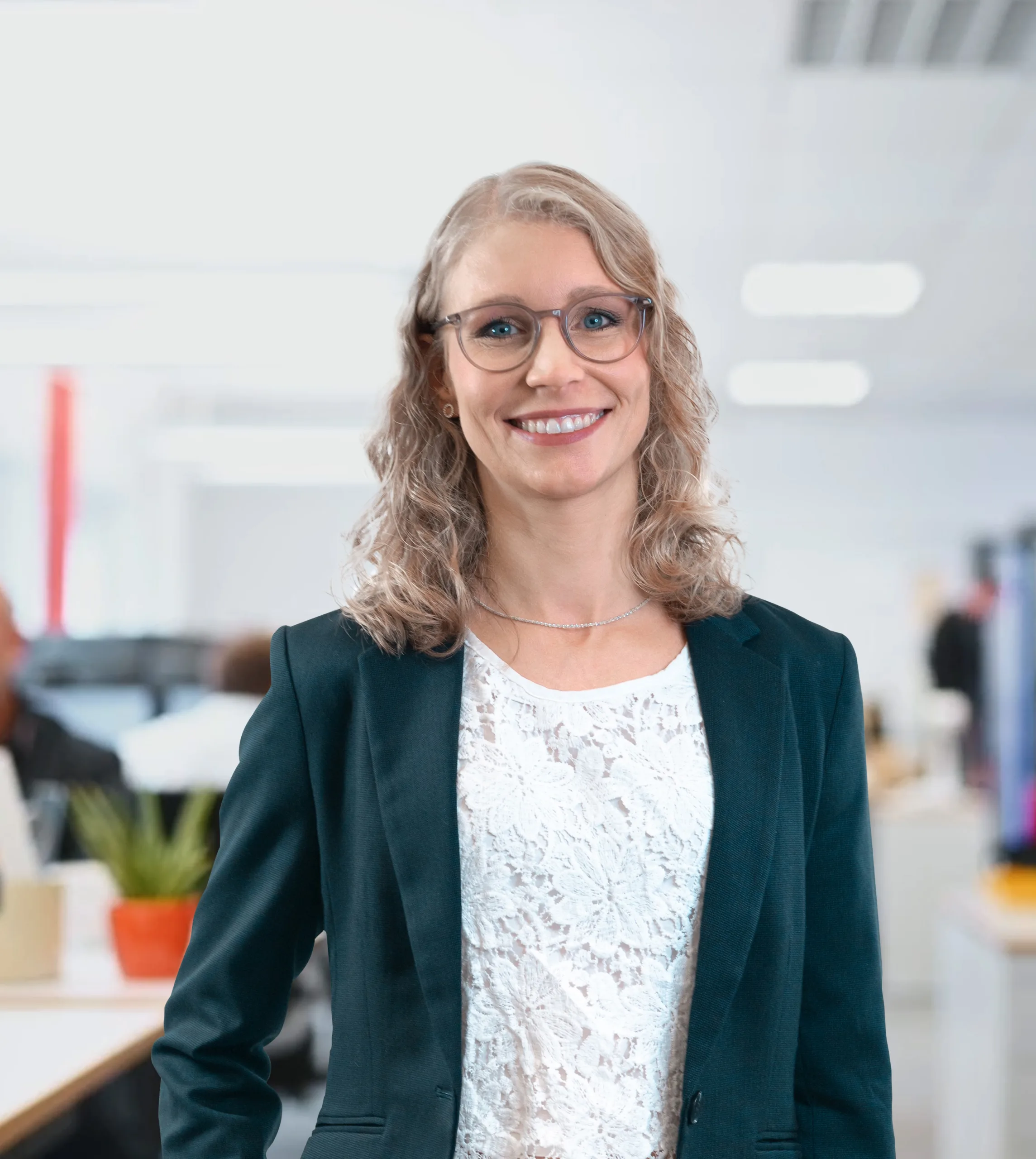 Katharina schaut lächelnd in die Kamera.