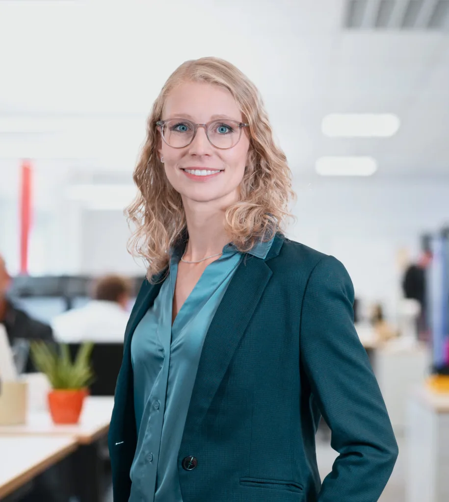 Katharina Schmaus schaut lächelnd in die Kamera.
