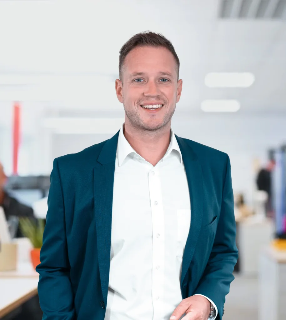 Matthias Müller schaut lächelnd in die Kamera.