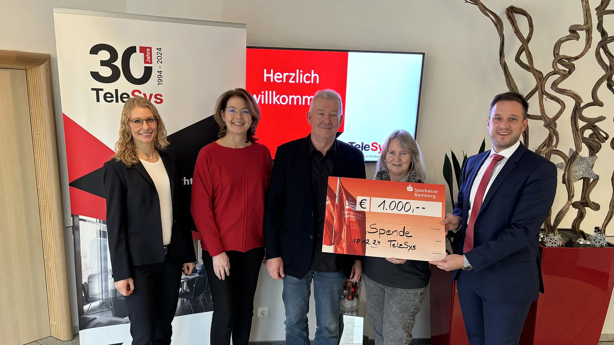 Spendenscheck wird an das Körbla aus Hirschaid übergeben