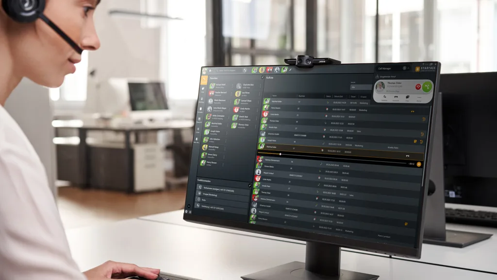Ein Mitarbeiter arbeitet am Computer.