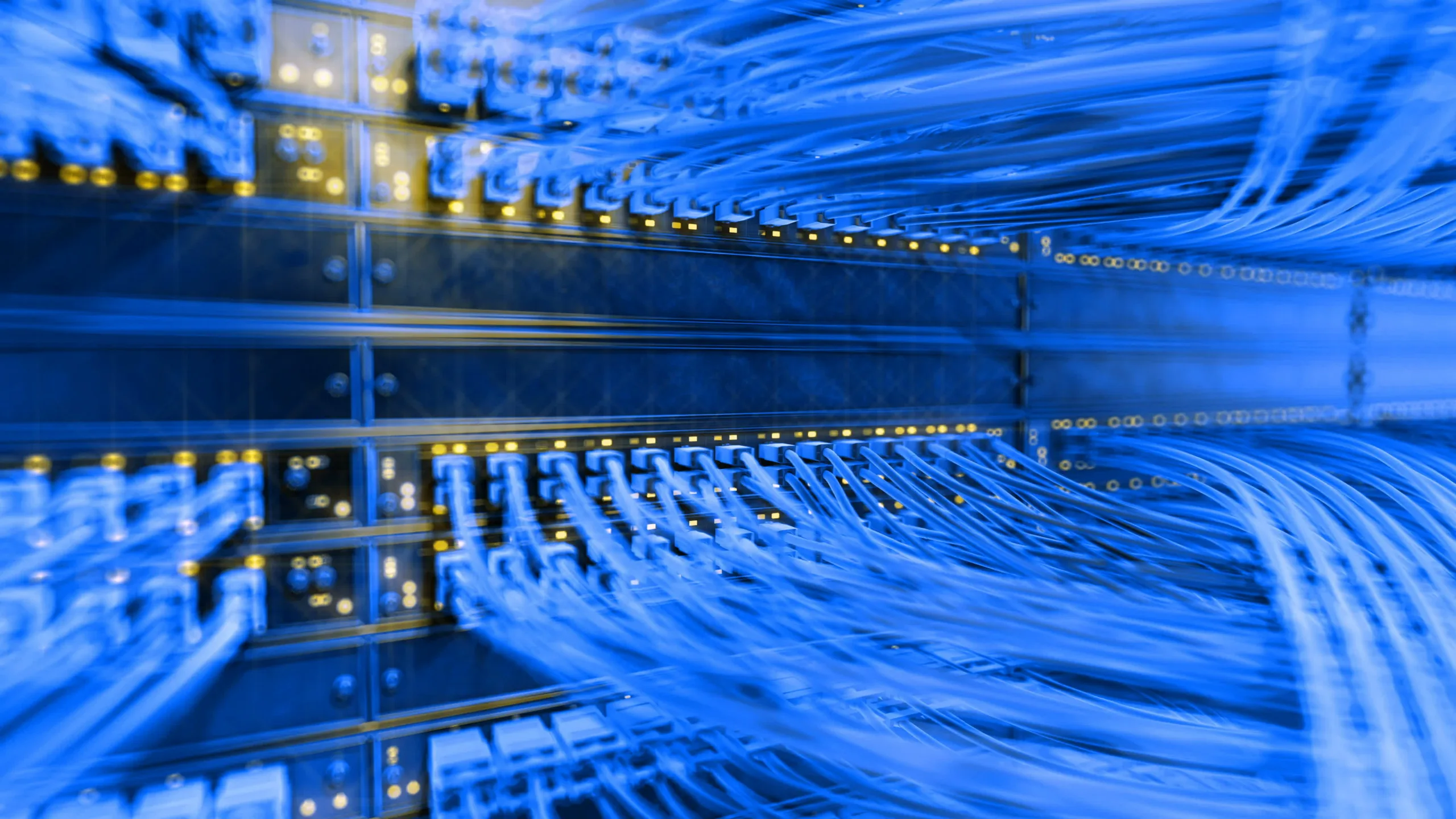 Nahaufnahme von Netzwerkkabeln und Komponenten eines Serverraums.