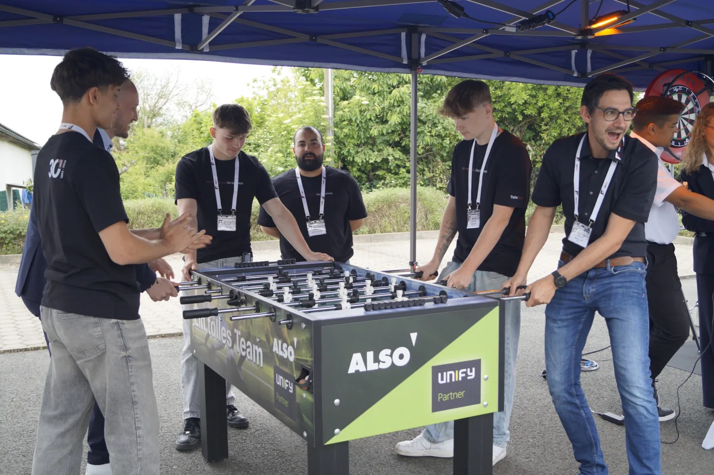 Eine Gruppe Männer spielt an einem Tischkicker