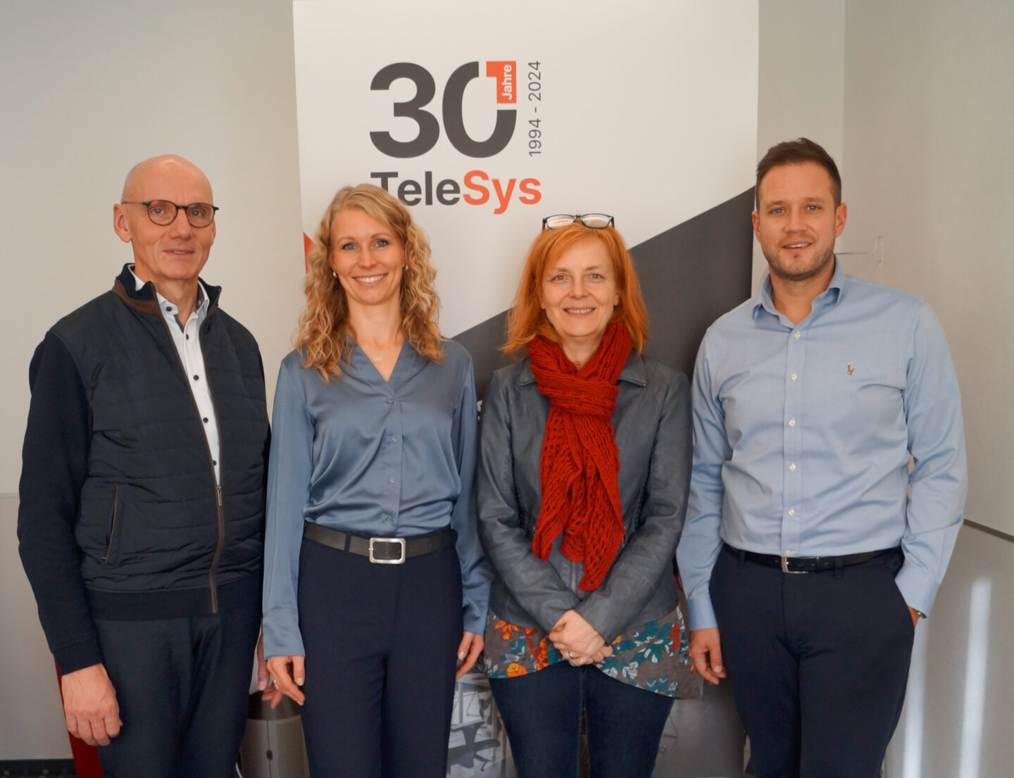 Das Foto zeigt die TeleSys Geschäftsführer Katharina Schmaus und Matthias Müller gemeinsam mit Pfarrer Hetzel und Astrid Benkard vom Erzbistum Bamberg bei der Spendenübergabe.